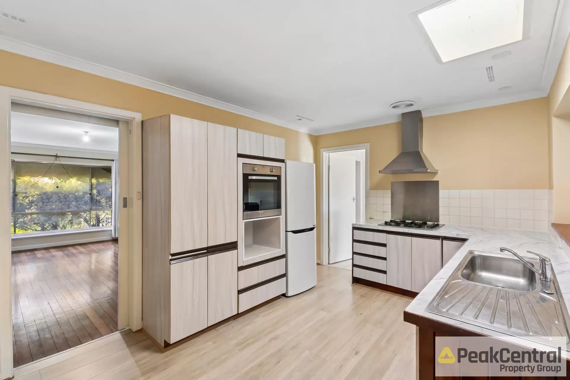 6 Burney Court, Kardinya Sold by Peak Central Property Group - image 1